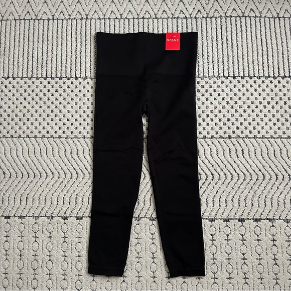NWT SPANX Look at Me Now Seamless Cropped Legging Black - Picture 3 of 4